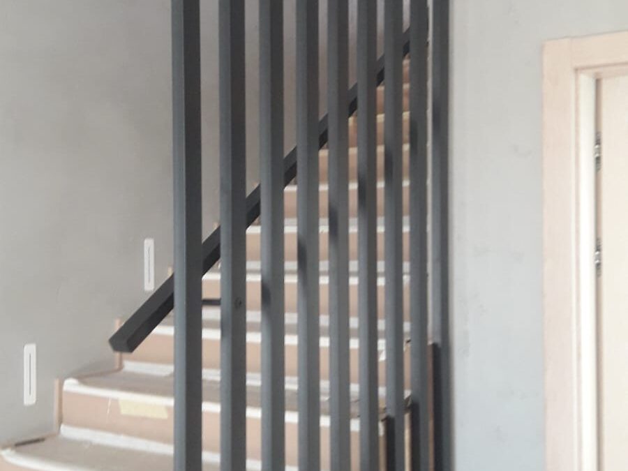 Szklane i stalowe balustrady w Zgierzu – jak poprawiają estetykę i bezpieczeństwo budynków?